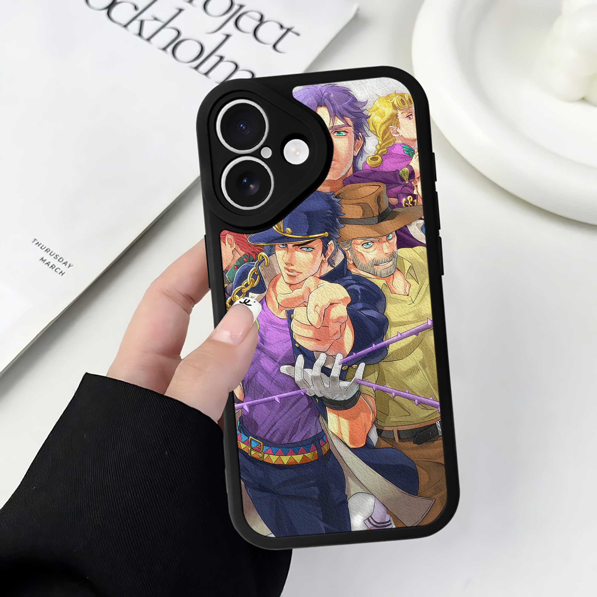 （画像用） ジョジョの奇妙な冒険 JoJo's Bizarre Adventure 【iPhone 16シリーズ対応】シリコンスマホケース（レザー調） 材質：シリコン